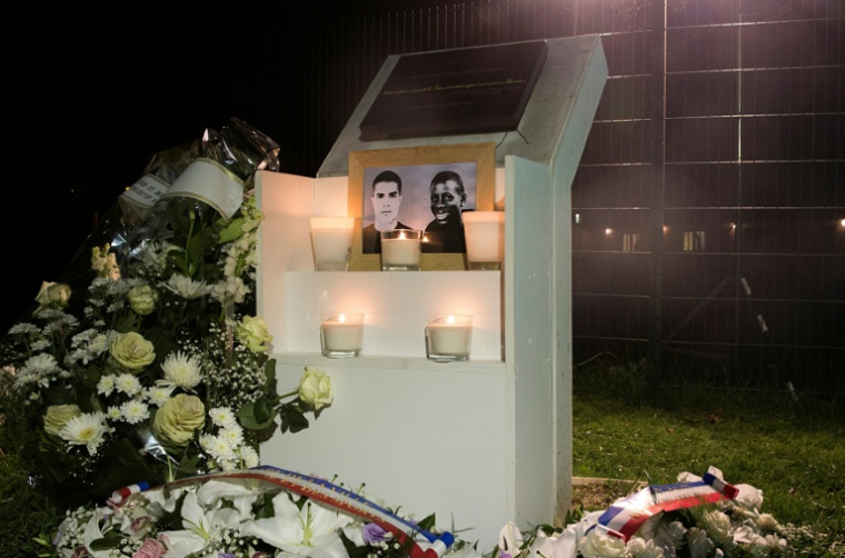Des fleurs déposées près d'une plaque érigée à la mémoire de Bouna Traoré (d) et Zyed Benna, deux adolescents décédés en fuyant la police le 27 octobre 2005, à Clichy-sous-Bois, le 27 octobre 2015 en Seine-Saint-Denis ( AFP / Joël SAGET )
