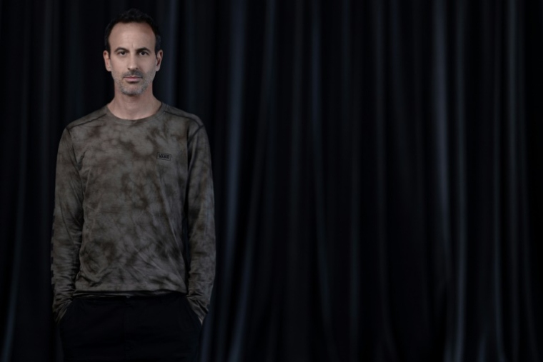 Le chorégraphe Hofesh Shechter pose le 27 mai 2025 à l'Opéra Bastille à Paris ( AFP / JOEL SAGET )
