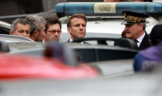 Emmanuel Macron, Gérald Darmanin et des responsables arrivent au lycée Gambetta-Carnot d'Arras où un enseignant a été tué dans une attaque au couteau