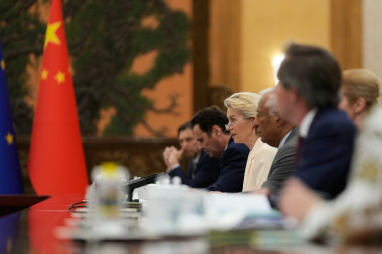 La présidente de la Commission européenne, Ursula von der Leyen (c), lors d'une réunion avec le Premier ministre chinois Li Qiang à l'occasion du 25e sommet Union européenne-Chine au Grand Palais du Peuple à Pékin, le 24 juillet 2025 ( POOL / Mahesh Kumar A. )