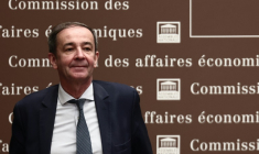 Bernard Fontana avant son audition devant la Commission des affaires économiques de l'Assemblée nationale, dans le cadre de sa nomination au poste de PDG d'EDF, le 30 avril 2025 à Paris ( AFP / THIBAUD MORITZ )