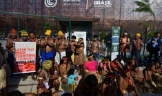 Des membres du mouvement indigène Munduruku Ipereg Ayu attendent devant le lieu de la COP30 lors d'une manifestation à Belém, au Brésil, le 14 novembre 2025 ( AFP / Pablo PORCIUNCULA )