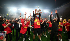 Les joueurs du RC Lens célèbrent leur victoire à Lens, le 22 mai 2026 ( AFP / FRANCK FIFE )