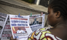 Une passante lit un journal à Cotonou, au Bénin, le 8 décembre 2025. ( AFP / OLYMPIA DE MAISMONT )