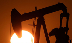 Un chevalet de pompage d'IPC Petroleum France au coucher du soleil à Soudron