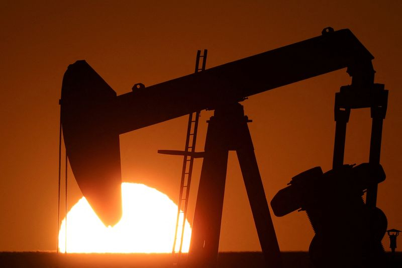 Un chevalet de pompage d'IPC Petroleum France au coucher du soleil à Soudron