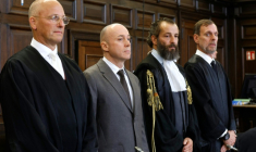 L'ex-officier ukrainien Serguiï (2ème en partant de la gauche), entouré de ses avocats Nicola Canestrini (le premier à sa droite), Lars Brögeler (le second à sa droite) et Jes Meyer-Lohkamp (à sa gauche), avant le début du procès sur le sabotage des gazoducs Nord Stream, au tribunal de Hambourg (nord de l'Allemagne), le 14 octobre 2026 ( POOL / Markus Scholz )