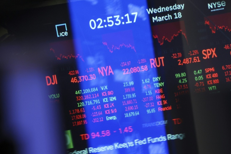 Des écrans de valeurs à la Bourse de New York, le 18 mars 2026 ( AFP / ANGELA WEISS )