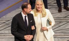 Le prix Nobel de la paix est remis lors d'une cérémonie royale à l'hôtel de ville d'Oslo