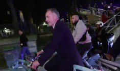 Nouvellement élu, Emmanuel Grégoire se rend à l'Hôtel de ville de Paris en Vélib