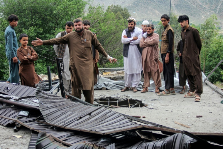 Sur le site d'une frappe pakistanaise à Asadabad, dans l'est de l'Afghanistan, le 28 avril 2026 ( AFP / Aimal ZAHIR )
