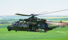 Le président français Emmanuel Macron (G) à bord d’un hélicoptère NH90 Caïman lors des manœuvres militaires Orion 2026 sur un camp à Suippes, dans l’est de la France, le 30 avril 2026 ( POOL / Aurelien Morissard )