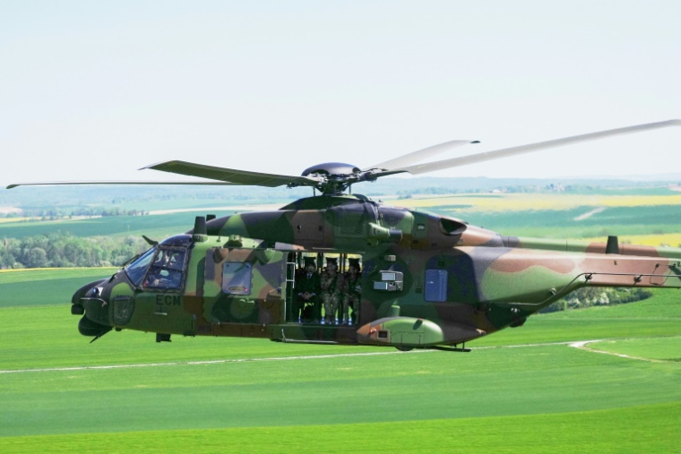 Le président français Emmanuel Macron (G) à bord d’un hélicoptère NH90 Caïman lors des manœuvres militaires Orion 2026 sur un camp à Suippes, dans l’est de la France, le 30 avril 2026 ( POOL / Aurelien Morissard )