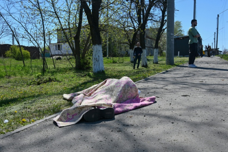 Le corps d'une victime d'une frappe de missile russe gît sur une route, à Merefa, dans l'est de L'Ukraine, le 4 mai 2026 ( AFP / SERGEY BOBOK )