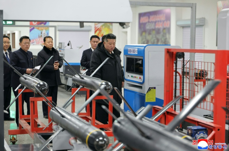 Le dirigeant nord-coréen Kim Jong Un visite une usine impliquée dans la fabrication d'armes tactiques guidées, le 3 janvier 2026 dans un lieu non précisé en Corée du Nord, sur cette photo diffusée le 4 janvier 2026 par l'agence officielle KCNA ( KCNA VIA KNS / STR )