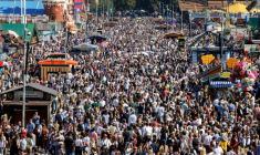 Des milliers visiteurs se promènent dans le Parc des expositions Theresienwiese à Munich, le 21 septembre 2025, à l'occasion de la 190e édition de la Fête de la bière. La Fête a été a été provisoirement fermée le 1er octobre 2025, après un incendie suivi d'une explosion dans le nord de la ville qui ont fait au moins un mort ( AFP / Michaela STACHE )