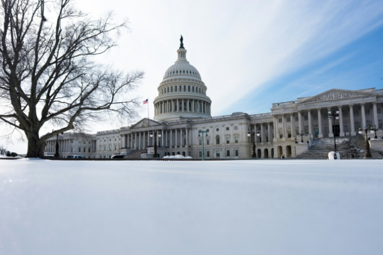 De la neige sur le Capitole américain à Washington, le 31 janvier 2026 ( AFP / Aaron Schwartz )