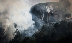 De la fumée s'élève près de Cotignac, dans le Var, le 23 juillet 2026  ( AFP / Thibaud MORITZ )