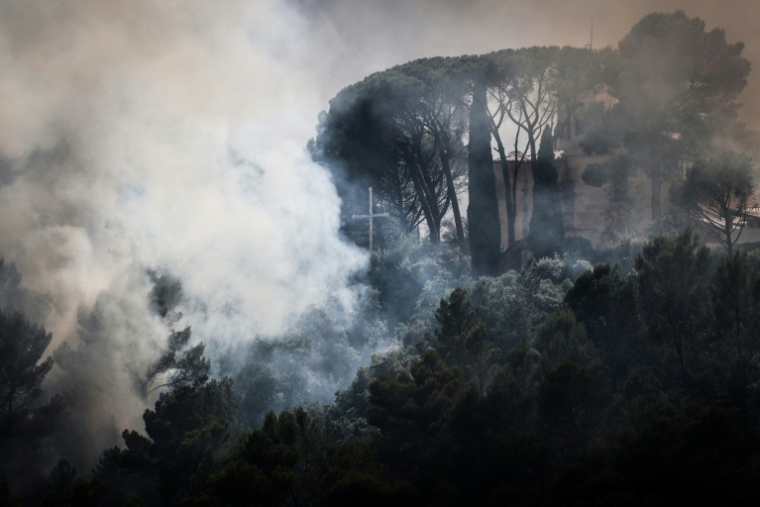 De la fumée s'élève près de Cotignac, dans le Var, le 23 juillet 2026  ( AFP / Thibaud MORITZ )