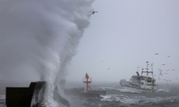 Un bateau de pêche arrive au port de Plobannalec-Lesconil, alors que d'énormes vagues et des vents violents frappent la côte lors du passage de la tempête Benjamin, le 22 octobre 2025 dans le Finistère ( AFP / Fred TANNEAU )