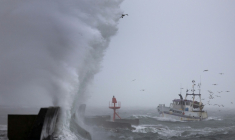 Un bateau de pêche arrive au port de Plobannalec-Lesconil, alors que d'énormes vagues et des vents violents frappent la côte lors du passage de la tempête Benjamin, le 22 octobre 2025 dans le Finistère ( AFP / Fred TANNEAU )