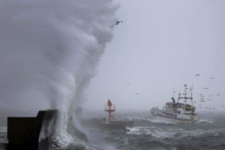 Un bateau de pêche arrive au port de Plobannalec-Lesconil, alors que d'énormes vagues et des vents violents frappent la côte lors du passage de la tempête Benjamin, le 22 octobre 2025 dans le Finistère ( AFP / Fred TANNEAU )