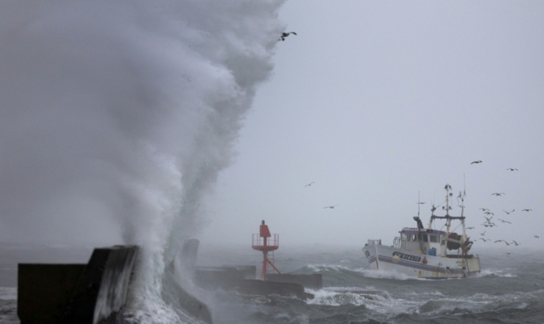 Un bateau de pêche arrive au port de Plobannalec-Lesconil, alors que d'énormes vagues et des vents violents frappent la côte lors du passage de la tempête Benjamin, le 22 octobre 2025 dans le Finistère ( AFP / Fred TANNEAU )