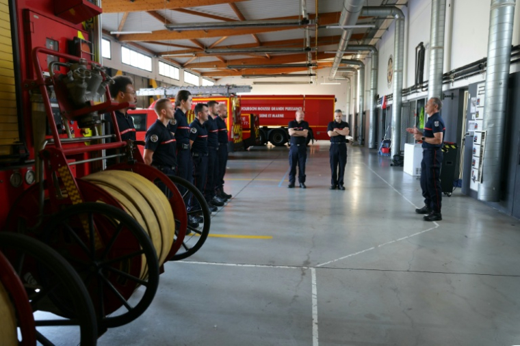 Des pompiers du service d'incendie et de secours (SDIS 77) lors d'une réunion matinale dans la caserne de Ferrières-en-Brie, en Seine-et-Marne, le 10 juillet 2026  ( AFP / Thomas SAMSON )