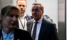 Le ministre allemand de la Défense, Boris Pistorius (c), le 28 février 2025 à Berlin ( AFP / John MACDOUGALL )