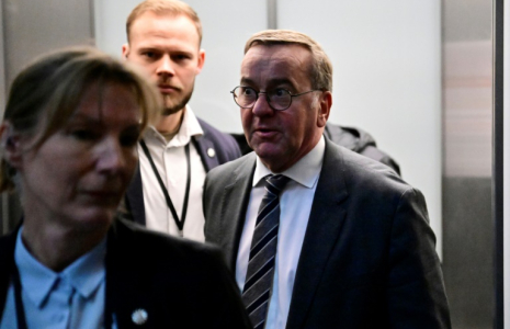Le ministre allemand de la Défense, Boris Pistorius (c), le 28 février 2025 à Berlin ( AFP / John MACDOUGALL )