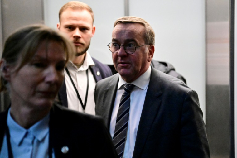 Le ministre allemand de la Défense, Boris Pistorius (c), le 28 février 2025 à Berlin ( AFP / John MACDOUGALL )