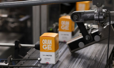 Des flacons emballés de parfum Solinotes sont visibles sur la ligne de production de l'usine Corania, aux Pennes-Mirabeau, près de Marseille, France