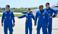 Reid Wiseman, Christina Koch, Victor Glover et Jeremy Hansen (de gauche à droite) arrivent en Floride, quelques jours avant leur mission vers la Lune, le 27 mars 2026 ( AFP / Miguel J Rodriguez Carrillo )