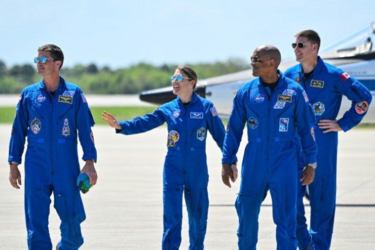Reid Wiseman, Christina Koch, Victor Glover et Jeremy Hansen (de gauche à droite) arrivent en Floride, quelques jours avant leur mission vers la Lune, le 27 mars 2026 ( AFP / Miguel J Rodriguez Carrillo )