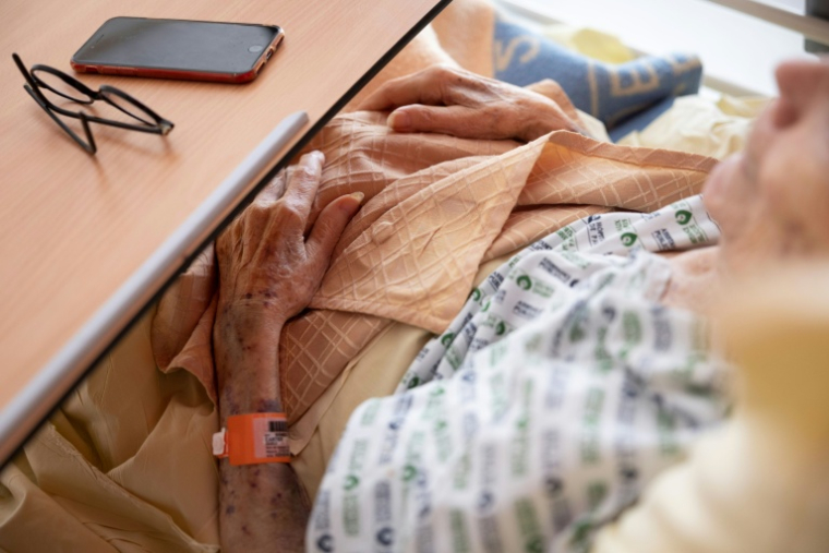 Grand âge : l'hôpital contraint de se réinventer face au défi du vieillissement ( AFP / Thomas SAMSON )