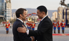 Emmanuel Macron et le président mongol Ukhnaagiin Khurelsukh, à Oulan-Bator, le 21 mai 2023 ( AFP / LUDOVIC MARIN )