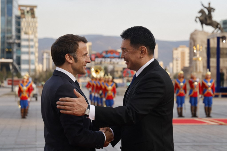 Emmanuel Macron et le président mongol Ukhnaagiin Khurelsukh, à Oulan-Bator, le 21 mai 2023 ( AFP / LUDOVIC MARIN )