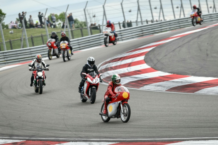 Des motards sur des motos vintage lors de la course "Moto Légende" sur le circuit de Dijon-Prenois, le 25 mai 2025 à Prenois, en Côte-d'Or ( AFP / ARNAUD FINISTRE )