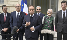 Le Premier ministre Sébastien Lecornu, au centre, s'exprime à l'issue d'une cellule interministérielle de crise, le 19 octobre 2026 à Paris ( POOL / JULIEN DE ROSA )