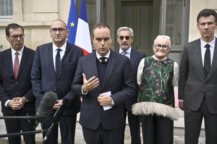 Le Premier ministre Sébastien Lecornu, au centre, s'exprime à l'issue d'une cellule interministérielle de crise, le 19 octobre 2026 à Paris ( POOL / JULIEN DE ROSA )
