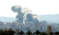 Des panaches de fumée s'élèvent au-dessus de la ville libanaise de Tyr (sud) après une frappe israélienne, le 14 avril 2026 ( AFP / Kawnat HAJU )