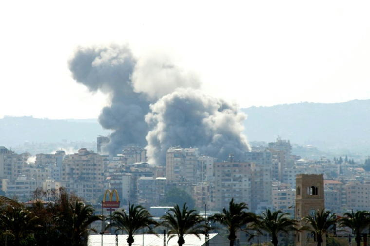 Des panaches de fumée s'élèvent au-dessus de la ville libanaise de Tyr (sud) après une frappe israélienne, le 14 avril 2026 ( AFP / Kawnat HAJU )
