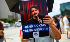 Une personne tient une pancarte de soutien à l'humoriste turc Deniz Goktas, sur laquelle on peut lire "Deniz Goktas n'est pas seul", lors d'une manifestation devant le palais de justice de Çağlayan, à Istanbul, le 3 juillet 2026 ( AFP / Yasin AKGUL )