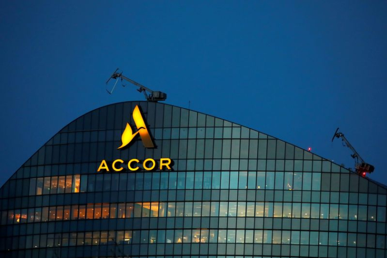 Photo d'archives : Le logo de l'opérateur hôtelier français AccorHotels est visible au sommet du siège de la société près de Paris