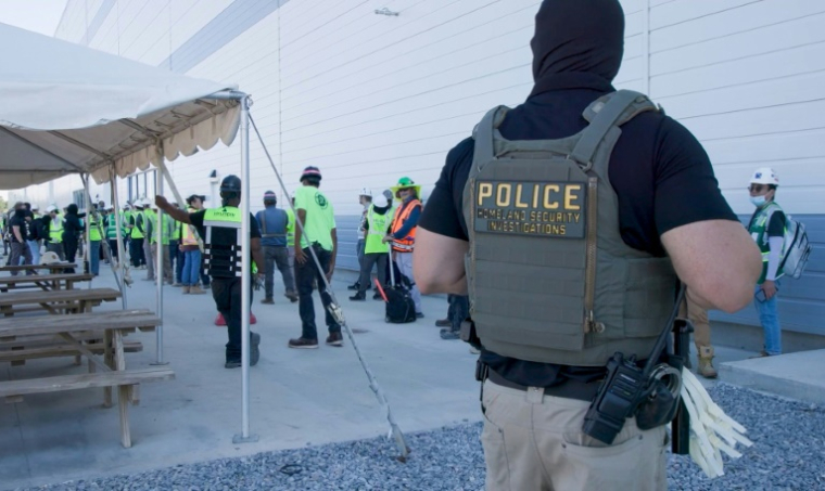 Photo diffusée par l'Immigration and Customs Enforcement (ICE) des États-Unis, le 5 septembre 2025, montrant un policier lors d'un mandat de perquisition fédéral dans une entreprise à Ellabell, en Géorgie, le 4 septembre 2025 ( US Immigration and Customs Enforcement / - )