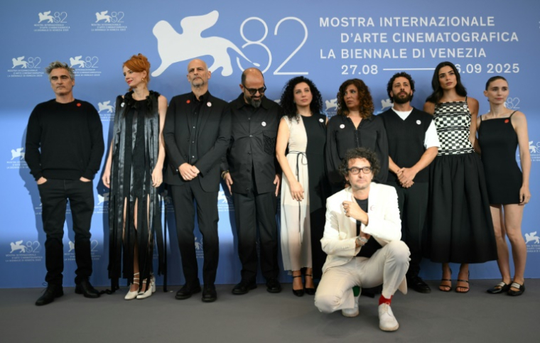 L'équipe du film "The Voice of Hind Rajab" réunie à la Mostra de Venise, le 3 septembre 2025: de gauche à droite Joaquin Phoenix, Odessa Rae, Jim Wilson, Amer Hlehel, Clara Khoury, Kaouther Ben Hania, Motaz Malhees, Saja Kilani et Rooney Mara, et devant Nadim Cheikhrouha ( AFP / Tiziana FABI )