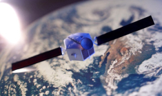Illustration montrant un modèle de satellite placé sur une image de la Terre