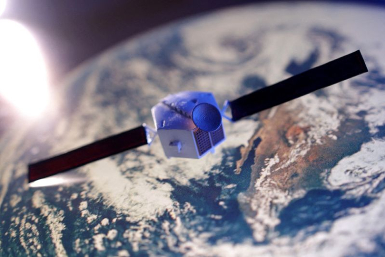 Illustration montrant un modèle de satellite placé sur une image de la Terre