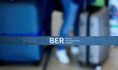 Cordon portant le logo de l'aéroport Berlin-Brandebourg, le 20 septembre 2025 à Schoenefeld, au sud-est de la capitale allemande ( AFP / Tobias SCHWARZ )