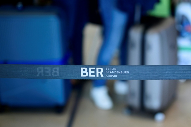 Cordon portant le logo de l'aéroport Berlin-Brandebourg, le 20 septembre 2025 à Schoenefeld, au sud-est de la capitale allemande ( AFP / Tobias SCHWARZ )